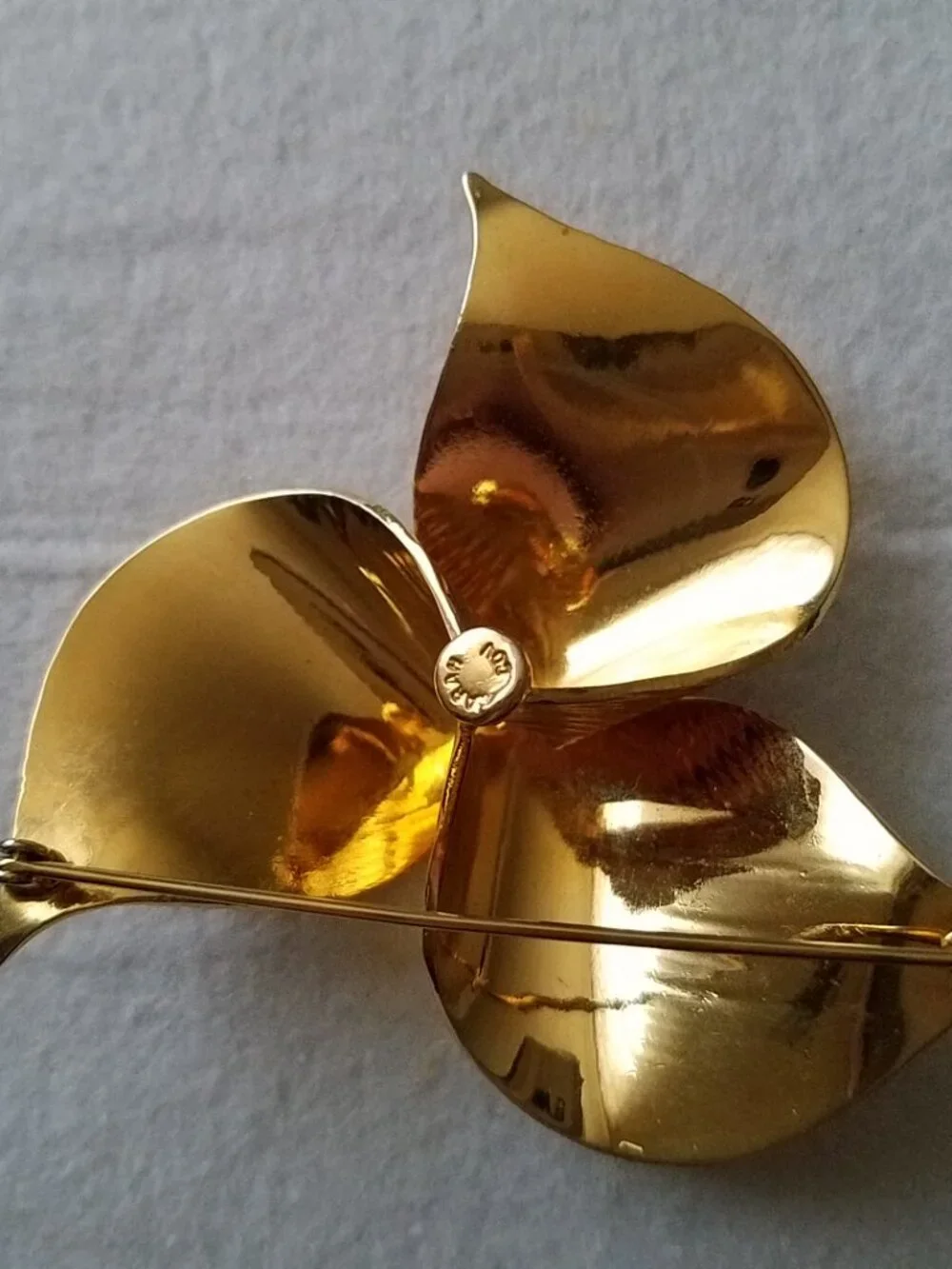 Vintage Sarah Coventry Trillium Goldtone Brooch